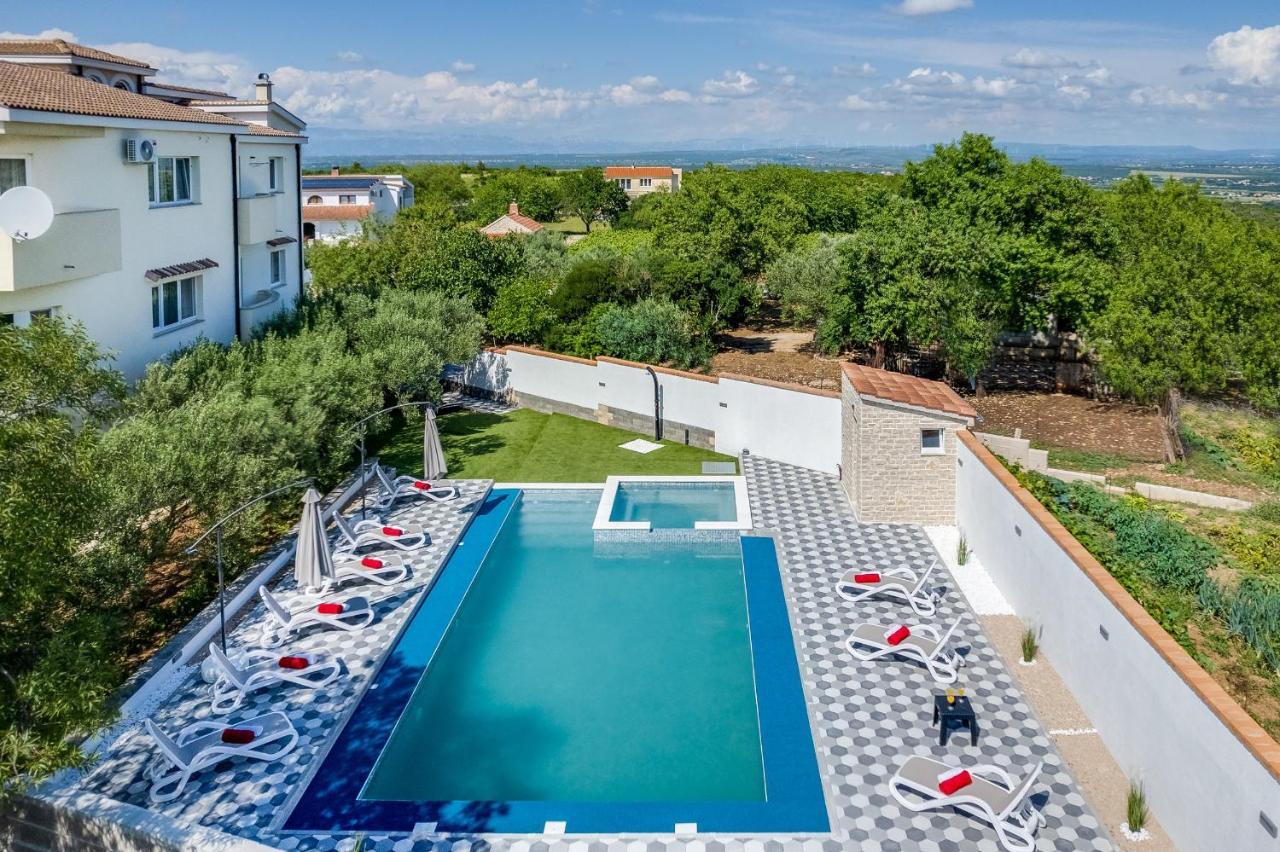 Apartman Strmota S Bazenom Sveti Filip i Jakov Kültér fotó