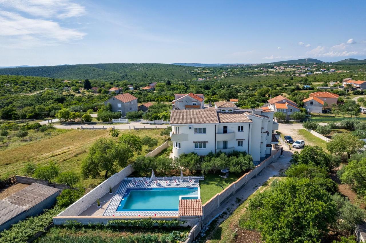 Apartman Strmota S Bazenom Sveti Filip i Jakov Kültér fotó