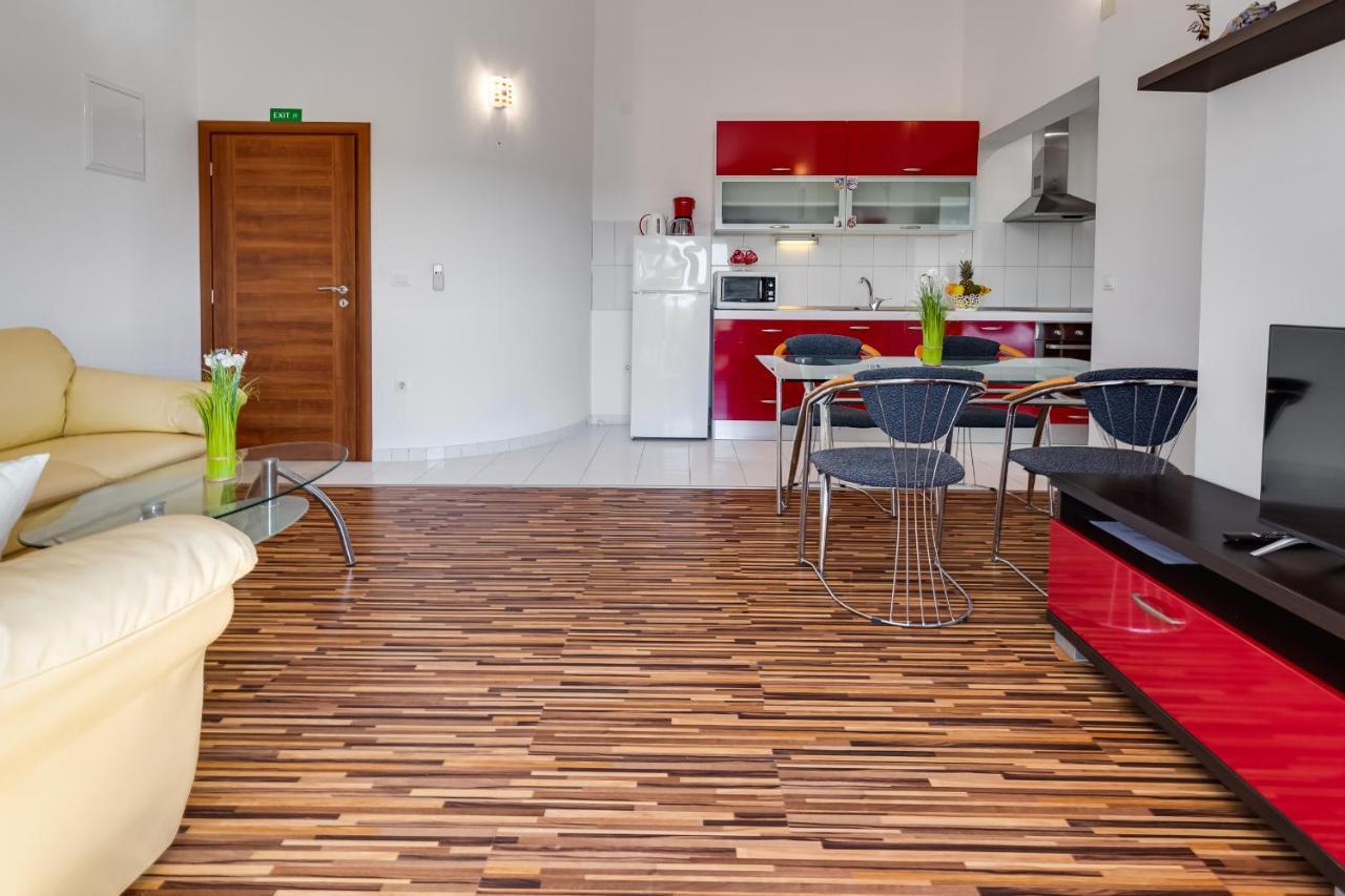 Apartman Strmota S Bazenom Sveti Filip i Jakov Kültér fotó
