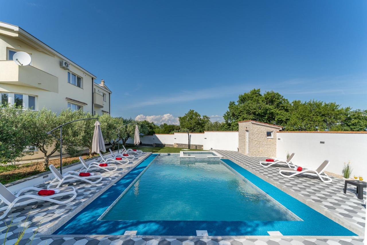 Apartman Strmota S Bazenom Sveti Filip i Jakov Kültér fotó